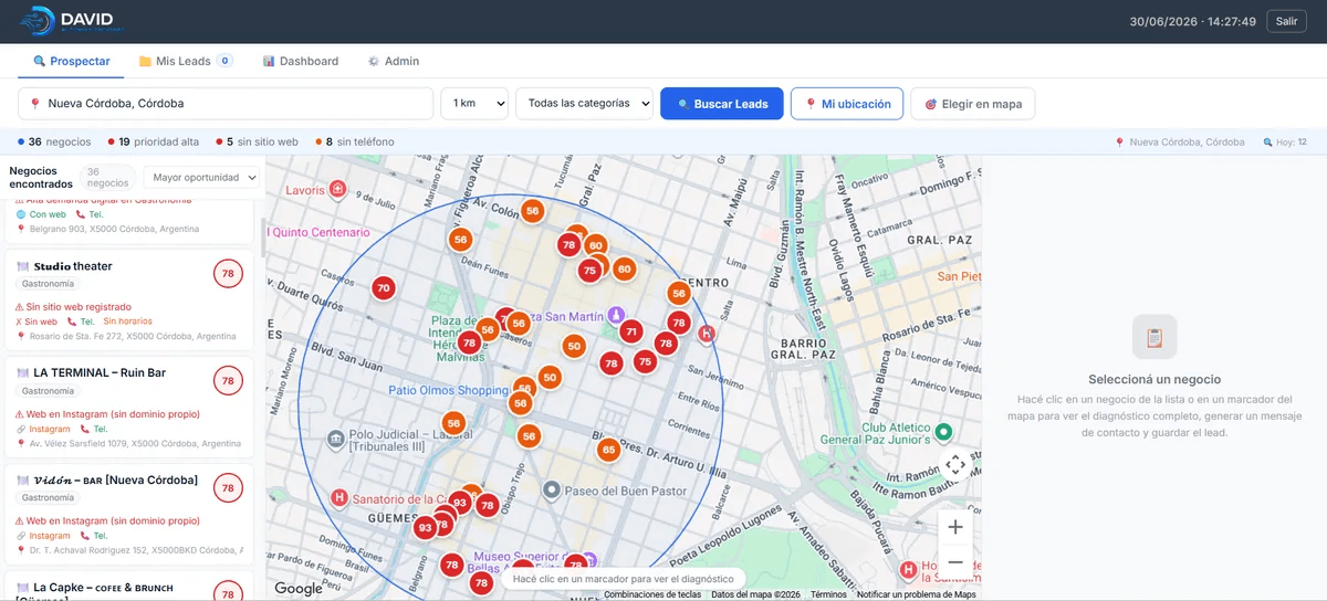 Panel de prospección de ProspectAI mostrando negocios detectados en el mapa de Google Maps con puntaje de oportunidad